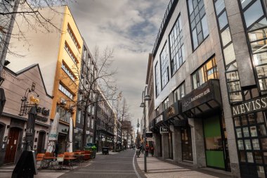 COLOGNE, ALMANY - 6 Kasım 2022: Breite Caddesi Panoraması, boş, dükkanları ve mağazaları Pazar günleri kapalı. Breite Caddesi bir alışveriş caddesi, Koln Altstadt 'ın ana caddesi, Köln Eski Kasabası..