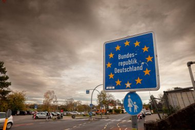 AAÇEN, GERMANY - 8 Kasım 2022: Schengen bölgesinde Almanya 'ya (Bundesrepublik Deutschland) girişini gösteren standart AB sınır işareti.