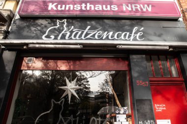 AÇEN, ALMANY - 8 Kasım 2022 Aachen, Almanya 'da bir kedi kafesi Katzecafe' nin işareti. Kedi kahvesi ve çay evi, kedi besleyen ve içecek servisi yapan bir kafedir..