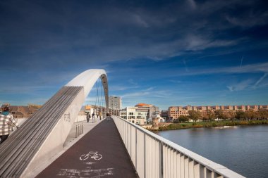 MAASTRICHT, NETHERLANDS - 10 Kasım 2022: Hogebrug Köprüsü 'nden Meuse nehrindeki Maastricht rıhtımının Panorama' sı.