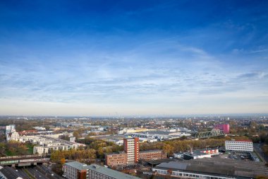 COLOGNE, GERMANY - 11 Kasım 2022: Köln manzarasında seçici bulanıklık, sabahları banliyöler ve Koln neustadt üzerinde yoğunlaşan bir hava manzarası. Köln, Kuzey Ren Vestfalya 'nın ana şehridir..