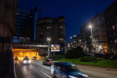 BELGRAD, SERBIA - 15 Ocak 2023: Terazije Tüneli veya Terazijski Tüneli 'nden hız bulanıklığı ile geçen arabalarda seçici bulanıklık, Belgrad' ın merkezi Stari Grad 'daki Zeleni Venac tarafından.