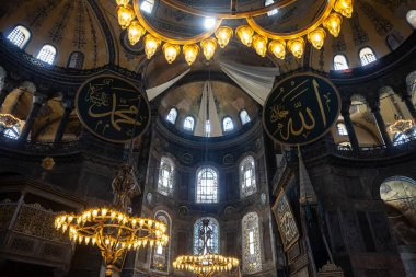 İSTANBUL, TURKEY - 22 Mayıs 2022: AyaSofya Camii 'nin iç kısımlarında seçici bulanıklık, aynı zamanda eski bir ortodoks Bizans kilisesi olan ve İstanbul' da camiye dönüşen Haghia Sophia olarak da bilinir..