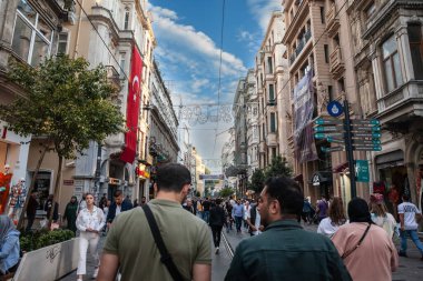 İSTANBUL, TURKEY - 27 ARALIK 2009: İlkbaharda İstanbul, Türkiye 'nin Beyoğlu ilçesinin ana yaya sokağı olan Istiklal Caddesi' nde, çok sayıda insan, Türk ve Türk arasında seçici bulanıklık.