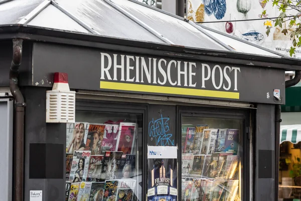 Dusseldorf ドイツ 2022年11月5日 Leinische Postロゴがデュッセルドルフの自動販売キオスクに掲載されました ライン ポスト ライン ポスト ドイツの新聞である — ストック写真
