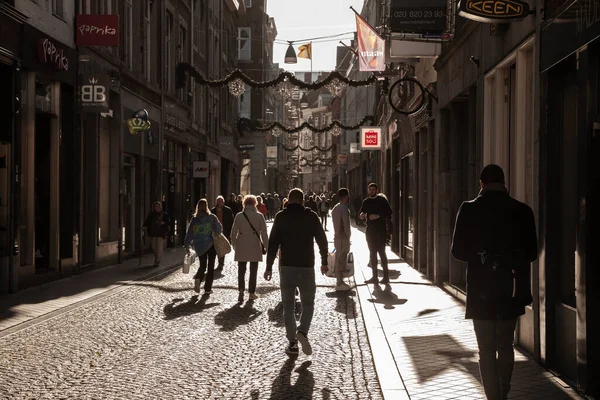 모리셔스 November 2022 마스트리흐트 중심부에 거리를 사람들에 선택적 에둘러 보행자 — 스톡 사진