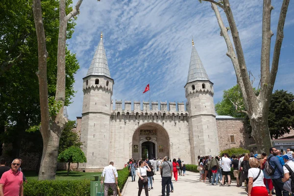 stock image ISTANBUL, TURKEY - MAY 22, 2022: Tourists in front of Entrance to Topkapi Palace from the Gate of Salutation, also known as Middle Gate or orta Kapi. Topkapi Palace was the Castle and Palace of the Ottoman Empire Sultans.