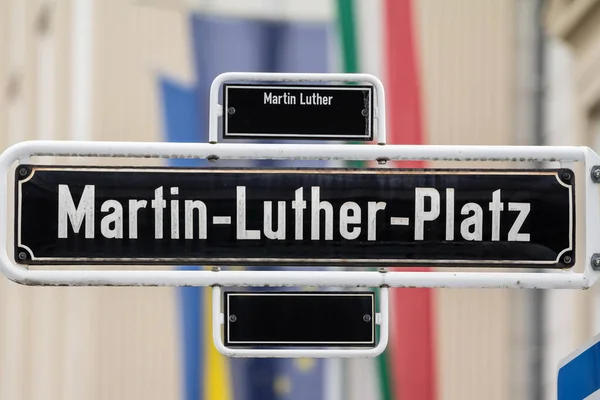 マルタン ルター プラッツ広場 ドイツのデュッセルドルフ市内中心部の主要な広場の1つ を示す道路標識の選択的なぼやけ 抗議の司祭と神学者 — ストック写真