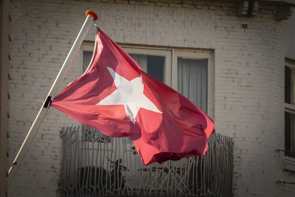 Selektivní Rozmazání Oficiální Maastrichtské Vlajce Vytvořené Bílé Hvězdy Červeném Pozadí — Stock fotografie