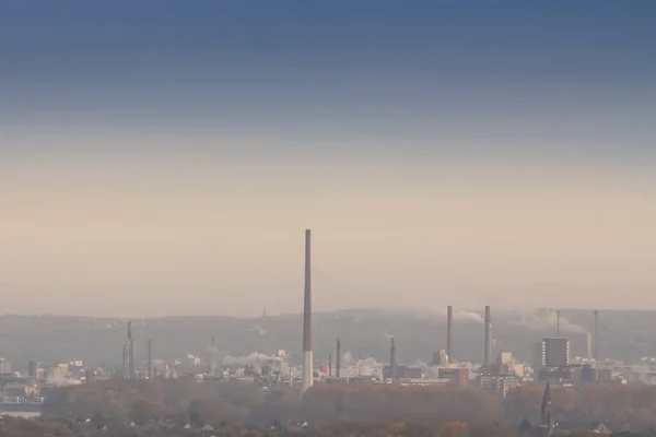 在德国科隆附近的Leverkusen的一个工业综合体上 存在着选择性的模糊 这个工业综合体有着很高的烟囱 烟雾和烟雾 污染了当地的空气和环境 — 图库照片