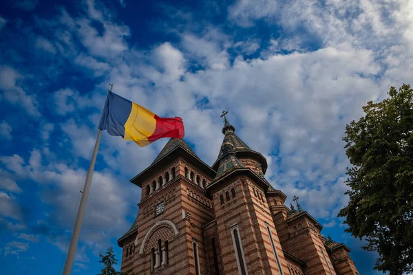 Rumänsk Flagga Framför Timisoara Metropolitan Cathedral Eller Catedrala Mitropolitana Med — Stockfoto