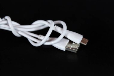 Akıllı telefon kablosunda seçici bulanıklık USB tip C 'den USB tip C USB A ve USB C' ye kadar olan kablolar bilgisayar ve telefonlar için kullanılan ana USB portlarıdır..