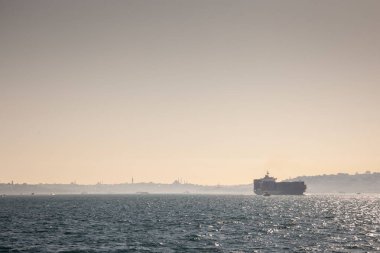 Uluslararası bir kargo görevi için İstanbul 'da boğazda mal taşıyan bir konteynır gemisiyle Marmara Denizi' nin panoraması. Bosporus Boğazı 'nın özel bir yön bulma ve denizcilik durumu vardır..