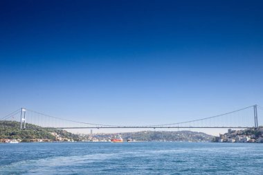 Boğaz boğazının panoraması ve ikinci Boğaz Köprüsü; aşağıdan görülen inanç sultanı mehmet koprusu köprüsü olarak da bilinir. İstanbul 'da Asya ve Avrupa' yı birbirine bağlayan bir köprü..