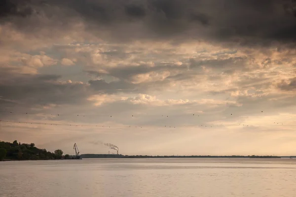 多瑙河全景 杜纳夫河 位于巴纳塔斯卡巴拉卡铁门 Djerdap 的起点 黄昏时被一家工厂 一家发电厂的烟尘污染 背景是塞尔维亚 — 图库照片