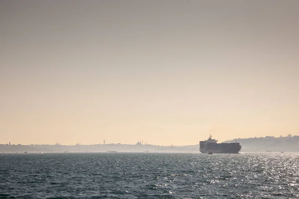 在马尔马拉海全景 有一艘集装箱船载着货物在伊斯坦布尔的博斯普鲁斯海峡上巡航 以执行国际货运任务 博斯普鲁斯海峡具有特殊的航行和海事地位 — 图库照片