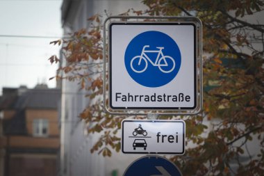 Almanca fahrradstrasse ve frei dillerinde bahsi geçen Köln 'deki Alman bisiklet yolu tabelası bisiklet sokağı anlamına geliyor ve Almanca' da bedava. Bisiklet ve bisikletlerin öncelikli olduğu düşük hızlı bir cadde..