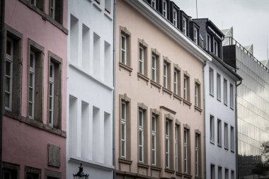 Dusseldorf, Almanya 'nın merkezindeki Dusseldorf caddesindeki çok katlı binaların tipik cepheleri, Batı Avrupa arka planında. Düsseldorf büyük bir Alman şehridir.