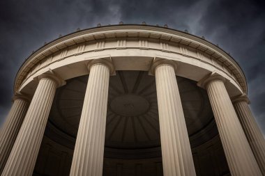 Aachen 'daki Elisenbrunnen köşkünün ön cephesinde gri gökyüzü var. Elisenbrunnen, Almanya 'nın Aachen kentinde 19. yüzyıldan kalma bir neoklasik pavyon çeşmesidir..