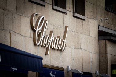DÜZSELDORF, ALMANY - 9 Kasım 2022: Düsseldorf 'taki bir perakende, saat ve mücevher mağazasının önündeki Chopard logosu. Chopard İsviçreli lüks bir saatçi ve kuyumcudur. İsviçre 'nin lüks zanaatının sembolüdür..