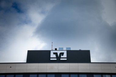 DORTMUND, ALMANY - 5 Kasım 2022: Dotmunder Volksbank Bankası 'nın logosu Dortmund için ana ofislerinde. Dortmunder Volksbank Volksbanken Raiffeisenbanken grubunun bir parçası olan bir Alman kooperatif bankasıdır..