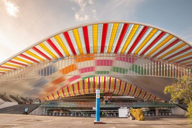 LIEGE, BELGIUM - 9 Kasım 2022: SNCB ve Infrabel 'e ait Liege Guillemins tren istasyonunun ana cephesi. Santiago Calatrava tarafından tasarlandı, Liege 'in ana tren istasyonu..