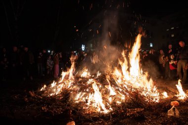 BELGRAD, SERBIA - 6 Ocak 2023: Ortodoks Noel 'inde Belgrad' da badnjak dalları yakan Sırp Halkı 'nın seçici bulanıklığı. Bu geleneksel bir Sırp Noel geleneğidir..