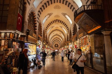 İSTANBUL, TURKEY - 21 Mayıs 2022: İstanbul 'daki Spice Mısır Çarşısı' nın ana caddesinde seçici bulanıklık, kalabalık, dükkanlar ve insanlar, Türkler. Büyük bir dönüm noktası ve piyasa..