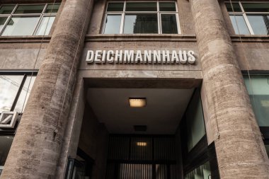 KOLOGNE, ALMANE - NOVEMBER 6, 2022: Deichmannhaus 'un ana cephesi ve transkgasse girişi; Deichmannhauss eski Koln Köln kenti Altstadt' ın ticari ve ofis binasıdır..