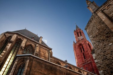 Güneşli bir öğleden sonra Hollanda 'nın Maastricht kentindeki bir Roma Katolik kilisesi olan Saint Servatius Bazilikası. İkonik bir Katolik kilisesi..