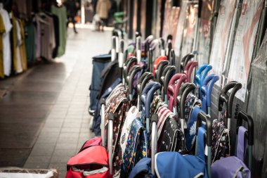 BELGRAD, SERBIA - 5 Mart 2022: Geleneksel bir pijaca olan Belgrad, Sırbistan pazarında iyi fiyata satılmaya hazır alışveriş arabaları ve yük arabalarında seçici bulanıklık.