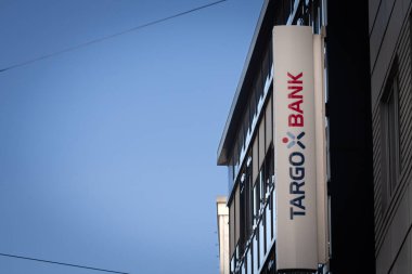 DORTMUND, ALMANY - 11 Kasım 2022: Dortmund 'daki yerel ofislerinde Targo Bank logosu. Targobank bir Alman perakende ve şirket bankası..