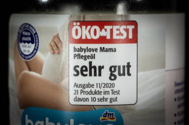 DORTMUND, ALMANY - 3 Mart 2023: Bir kozmetik ürününün Oko Test logosu üzerindeki seçici bulanıklık çok iyi derecelendirilmiş. Oeko Test (Türkçe: Oeko Test), tüketicileri koruma konusunda uzmanlaşmış bir Alman dergisidir..