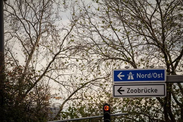 ドイツのケルンでドイツの道路標識上の選択的なぼやけ 方向ノーロスト 北東部 とZoobruckeのケルン地区へのローカル道路とアウトバーン高速道路への方向を示す — ストック写真