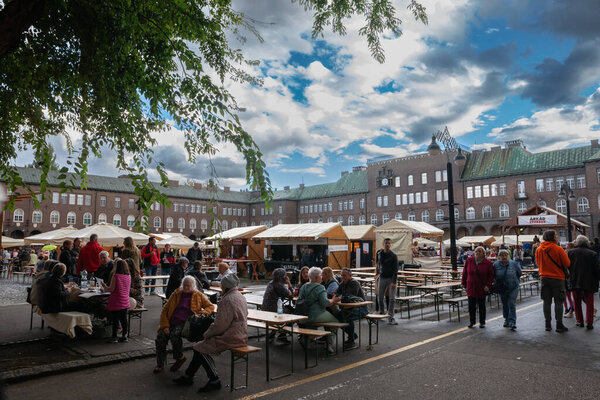 SZEGED, HUNGARY - 18 СЕНТЯБРЯ 2022: Панорама площади Дома тер, главной площади Сегеда, с венгерскими людьми, пьющими вино на местном рынке.