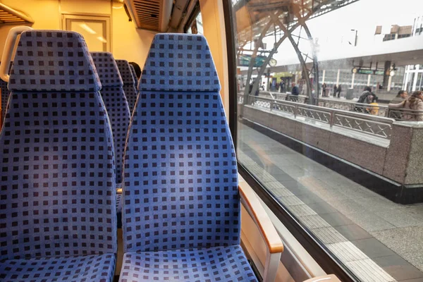 Üres Ülések Egy Modern Német Regionális Vonaton Köln Vasútállomással Háttérben — Stock Fotó