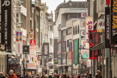 COLOGNE, ALMANY - 5 Kasım 2022: Hohe Caddesi 'nde dükkanları ve mağazaları olan bir kalabalık üzerinde seçici bulanıklık. Hohe Caddesi, Koln Altstadt 'ın ana caddesi, Eski Şehir..