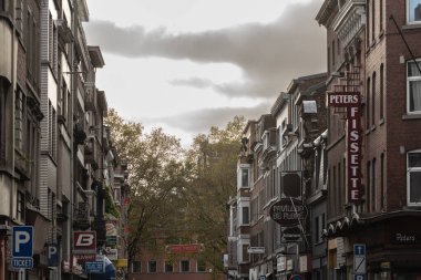 LIEGE, BELGIQUE - 9 Kasım 2022: Liege şehir merkezinin alışveriş caddesi Rue Surlet 'teki seçici bulanıklık, eski binaların, dükkanların ve butiklerin ön cepheleriyle.