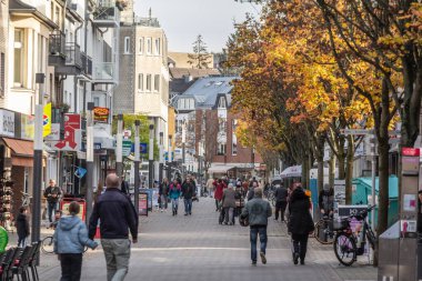 TROISDORF, GERMANY - 12 NOVEMBER 2022: Troisdorf Kolner Caddesi Panoraması, banliyö çevresindeki tipik bir Alman ana caddesi..