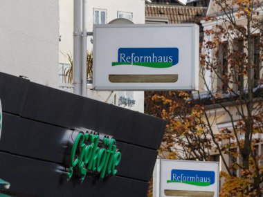 TROISDORF, ALMANY - 12 Kasım 2022: Troisdorf için mağazalarında bir reform logosu seçici bulanıklık. Refornhaus, vegan, organik ve doğal gıda ve kozmetik ürünleri satan bir Alman kooperatif zinciri..