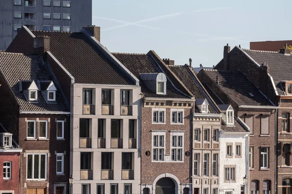 Typiska Fasader Holländsk Arkitektur Centrum Maastricht Nederländerna Med Bostadshus Fasader — Stockfoto