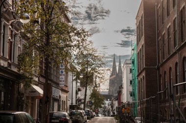 KOLOGNE, GERMANY - 9 NOVEMBER 2022: Ritterstrasse sokağı, eski Köln şehrinin tipik bir yerleşim caddesi, Altstadt Koln 'un Eigelstein viertel ilçesi, arka planında Katedral.