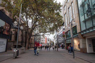 COLOGNE, ALMANY - 6 Kasım 2022: Pazar günleri dükkanları ve mağazaları kapalı Breite Caddesi Panoraması. Breite Caddesi bir alışveriş caddesi, Koln Altstadt 'ın ana caddesi, Köln Eski Kasabası..