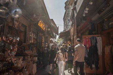 İSTANBUL, TURKEY - 21 Mayıs 2022: Hasircilar Caddesi 'nde yoğun saatlerde seçici bulanıklık, Mısır Çarşısı, nam-ı diğer Spice Market, Eminonu, İstanbul' un ticari caddesi..