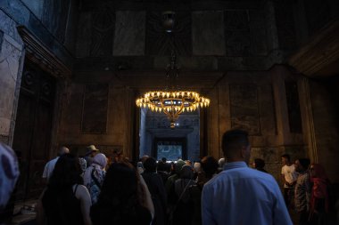 İSTANBUL, TURKEY - 22 Mayıs 2022: Eski bir ortodoks kilisesi olan Sofya Camii 'nin içindeki AyaSofya Camii' nin içindeki turist kalabalığının seçici bulanıklığı.