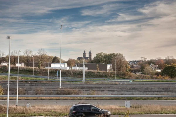 道奇高速公路上一个典型交叉口的全景 只有一辆汽车在林堡的马斯特里赫特附近行驶 公路也被称为Snelwegen 是内陆汽车基础设施的一部分 — 图库照片