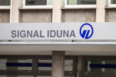 DORTMUND, GERMANY - 5 Kasım 2022: Dortmund 'un ana ofisindeki Iduna logosunda seçici bulanıklık. Sinyal Iduna bir Alman sigorta şirketi, Almanya 'nın en büyük sigortacılarından biri..