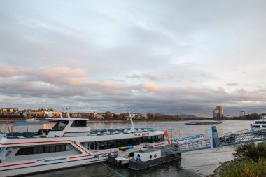 BONN, ALMANY - 9 Kasım 2022: şafakta, Bonn 'daki Ren Nehri' nde gemi gezisi. Bonn, Almanya 'nın Nordrhein Westfalen eyaletinde yer alan bir şehirdir..