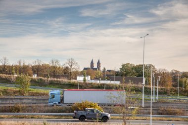 Limburg 'da Maastricht yakınlarında bir kargo kamyonu ile Hollanda otoyolunda tipik bir kavşak panoraması. Ayrıca snelwegen olarak da bilinir, otoyollar Hollanda 'nın otomobil altyapısının bir parçasıdır..