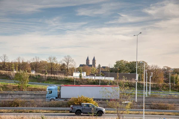 Panorama Typowego Skrzyżowania Holenderskiej Autostradzie Ciężarówką Towarową Jadącą Niedaleko Maastricht — Zdjęcie stockowe